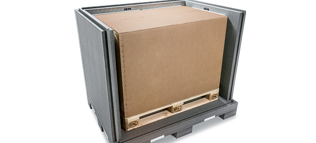 Ein schwarzer Isoliercontainer mit einem Innenkarton auf einer Palette und Kühlelementen