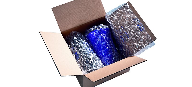 Ein Karton mit blauen Kegeln und Luftpolstern
