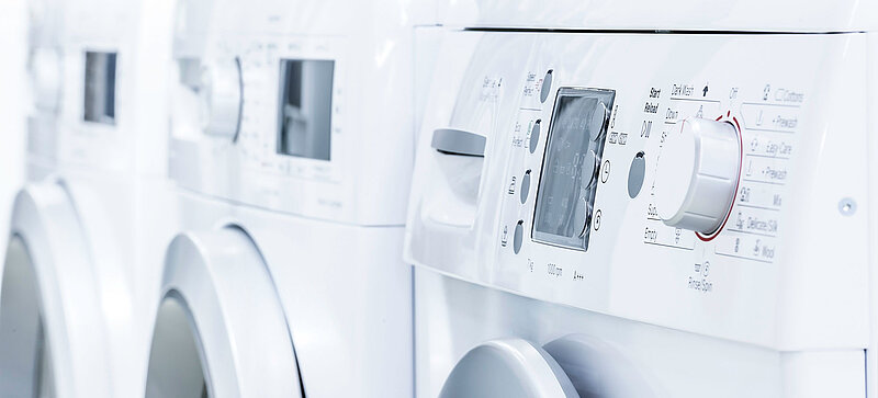 Drei weiße Waschmaschinen