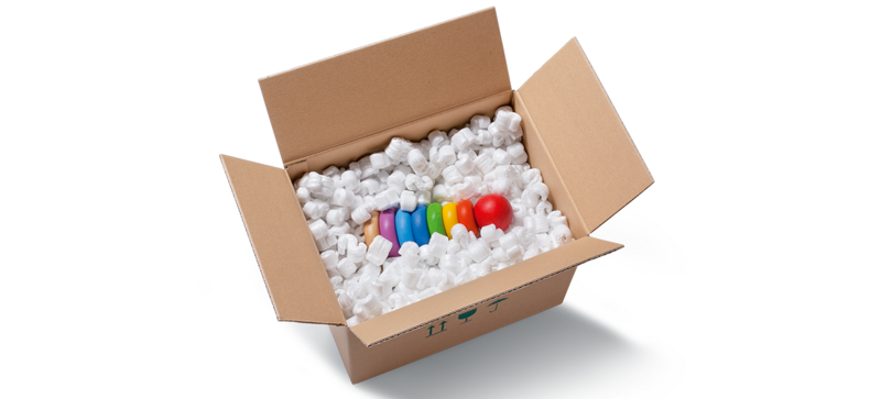Ein Karton mit Kinderspielzeug und weißen S-förmigen Verpackungschips