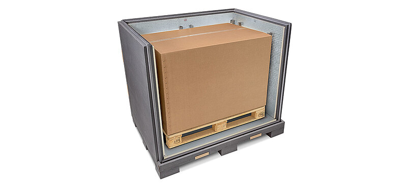 Un conteneur isolant gris avec un carton intérieur et des blocs réfrigérants sur une palette